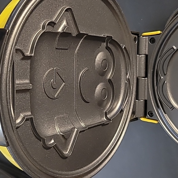 Minion Waffle Maker - Picture 3 of 8